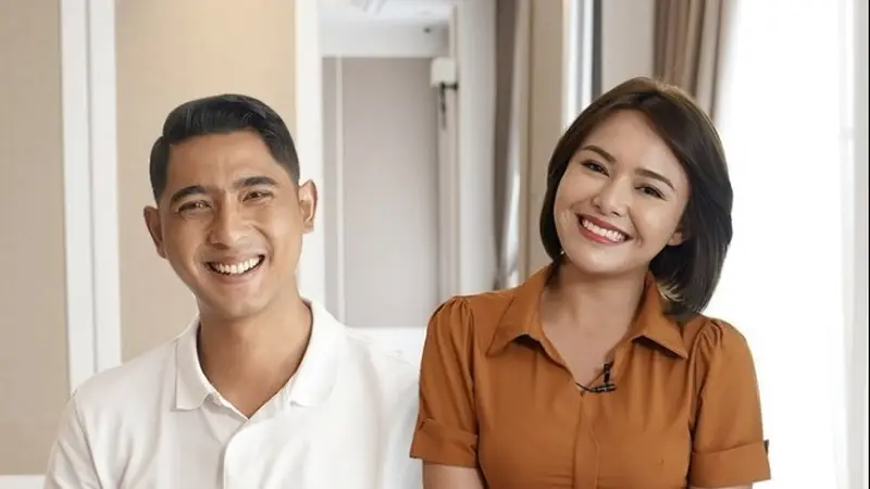 Arya Saloka terlihat memegang dan menyandarkan kepalanya di lengan Amanda Manopo dalam video mesra yang beredar (https://www.instagram.com/p/CP-GWeHgY7K/)