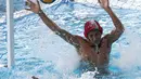 Penjaga gawang Polo Air Putra Indonesia, Novian Dwi Putra gagal menahan bola dari atlet Polo Air Putra Korea Selatan pada pertandingan babak semifinal putra peringkat 5 - 8 besar di Akuatik Center, Jakarta, Jumat (31/8). (Liputan6.com/Fery Pradolo)