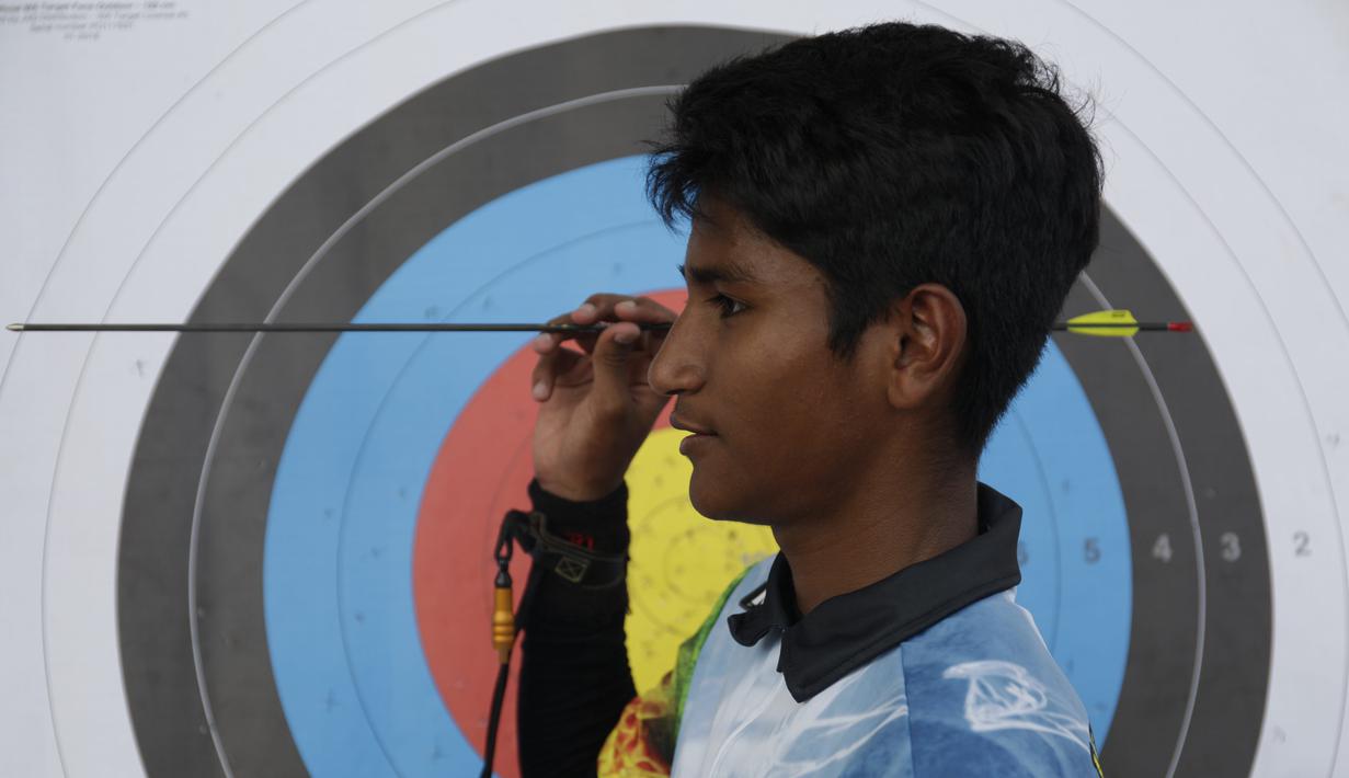 Seorang pepanah memegang busur panah saat Kejuaraan Nasional Panahan Prakualifiikasi PON XX /2020 di Lapangan Panahan Senayan, Jakarta, Senin (23/9). Seleksi ini diikuti oleh 516 peserta dan 30 provinsi. (Bola.com/Vitalis Yogi Trisna)