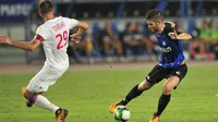 Gelandang Inter Milan, Roberto Gagliardini, berusaha melewati gelandang Lyon, Lucas Tousart, pada laga International Champions Cup di Nanjing Olympic Sports Center, Jiangsu, Senin (24/7/2017). Inter Milan menang 1-0 atas Lyon. (AFP)