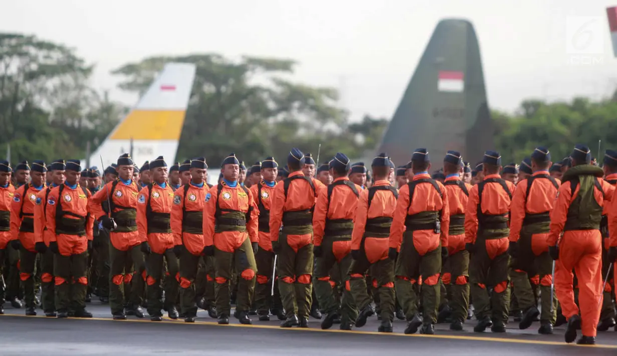 Anggota TNI AU saat upacara Peringatan HUT ke-72 TNI AU, Jakarta, Senin (9/4). HUT TNI AU bertema "Dilandasi jiwa ksatria militan loyal profesional dan modern TNI AU siap menjaga kedaulatan dan keutuhan NKRI di wilayah udara". (Merdeka.com/Imam Buhori)