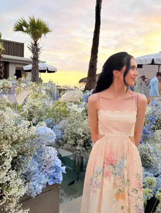 Beby Tsabina hadir mengenakan long dress putih motif bunga model cut out spaghetti strap. [@bebytsabina]