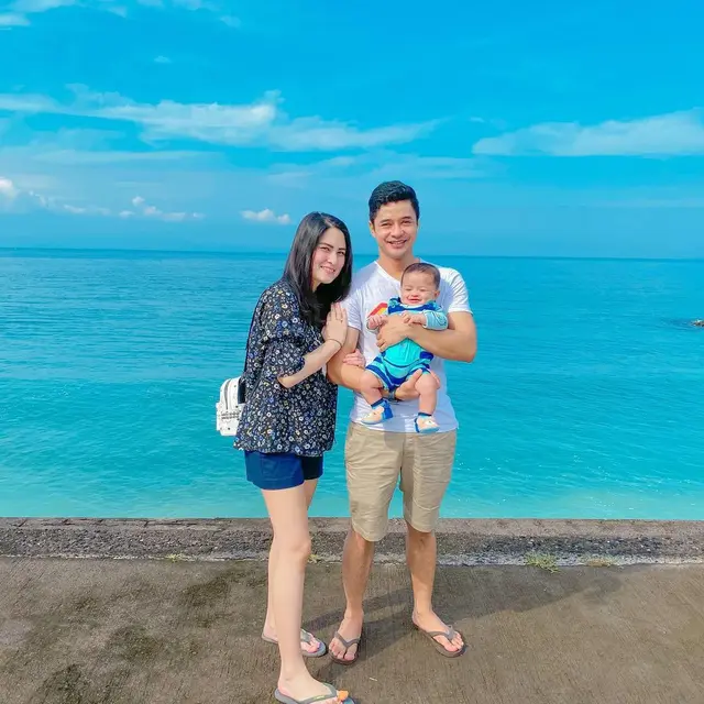 7 Momen Liburan Adly Fairuz dan Angbeen Rishi, Buah Hatinya Tampil Menggemaskan