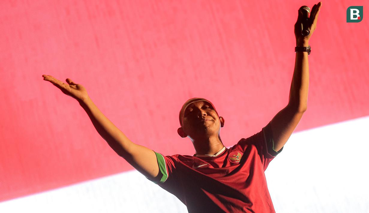 Komika sekaligus aktor, Oki Rengga saat mengisi acara MALAMNYA BOLA 2024 dengan agenda utama nonton bersama laga kualifikasi Piala Dunia 2026 antara Timnas Indonesia menghadapi Filipina di area Jakarta International Velodrome, Rawamangun, Selasa (11/6/2024). (Bola.com/Bagaskara Lazuardi)