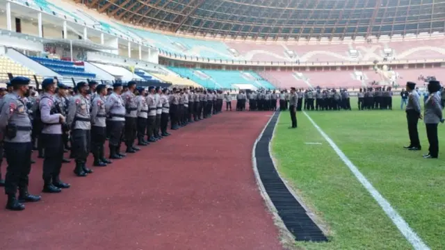 Personel Polresta Pekanbaru melaksanakan apel sebelum laga PSPS Riau Vs Kelantan FC di Stadion Utama Pekanbaru.