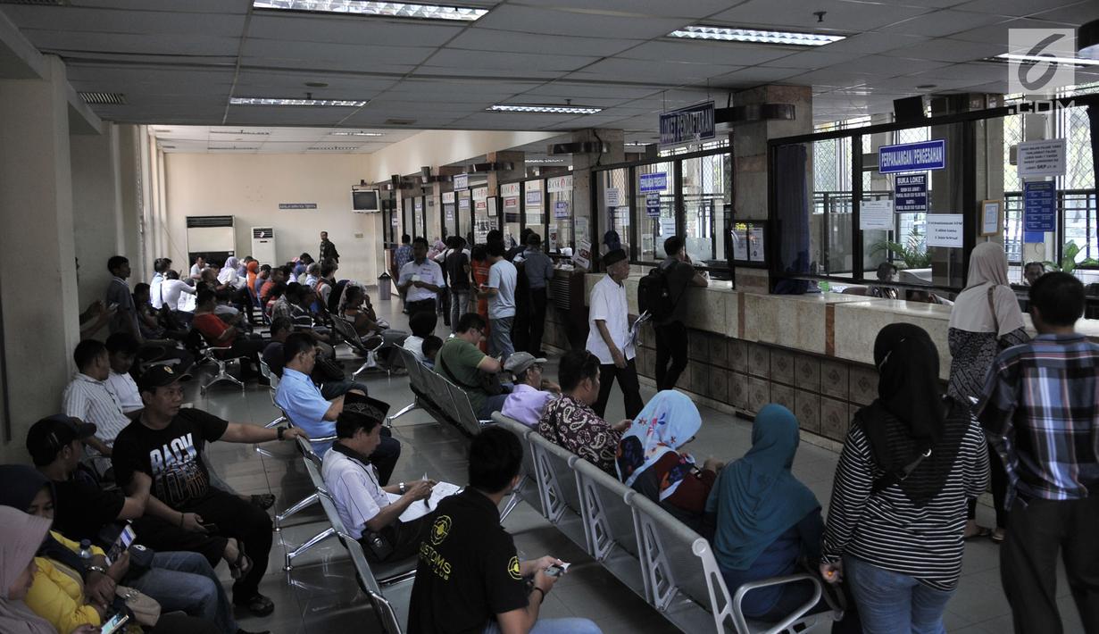Antrean warga yang melakukan perpanjangan pajak kendaraan bermotor di Samsat Jakarta Timur, Senin (2/7). Pemprov DKI menghapus denda Pajak Kendaraan Bermotor (PKB) dimulai dari 27 Juni hingga 18 Agustus 2018. (Merdeka.com/Iqbal S Nugroho)
