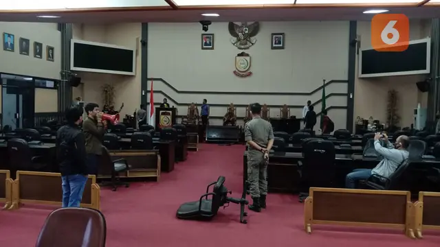 Ruang DPRD Makassar dirusak pengunjuk rasa (Fauzan/Liputan6.com)