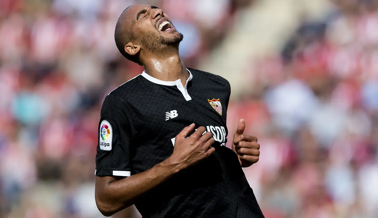 4. Steven N'Zonzi - Gelandang asal Sevilla ini disebutkan Daily Star menjadi incaran dari AS Roma dan Arsenal. The Gunners bahkan disebut siap menebus release clause dari pemain 29 tahun itu seharga 36 juta poundsterling. (AFP/Josep Lago)