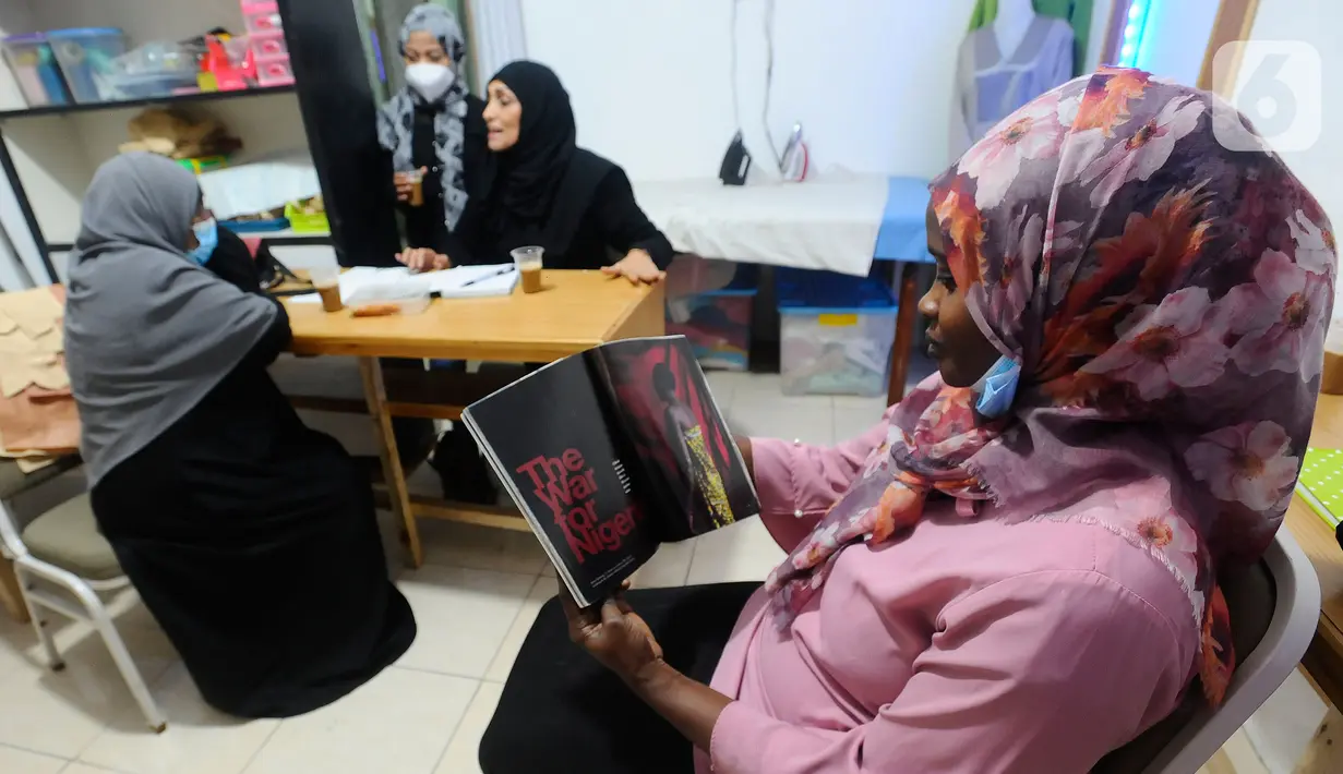 Pengungsi membaca majalah saat mengikuti pelatihan di Peace Educational Shelter, Cisarua, Jawa Barat, Selasa (17/1/2023). Kegiatan yang diinisiasi oleh Peace Educational Shelter secara gratis dengan tenaga pengajar berasal dari para pengungsi sendiri di tengah keterbatasan dana dan tenaga mereka yang bertujuan mengisi kesibukan sehari-hari dengan berbagai kegiatan positif  di tengah ketidakpastian mereka mendapatkan tempat di pihak negara ketiga. (merdeka.com/Arie Basuki)