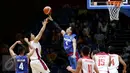 Pebasket Indonesia, Rony Gunawan (kiri) berebut bola dengan pemain Filipina, Jeth Troy Rosario dalam laga penyisihan Grup A SEA Games 2015 di OCBC Arena Hall, Singapura, Rabu (10/6/2015). Indonesia kalah 52-81. (Liputan6.com/Helmi Fithriansyah)
