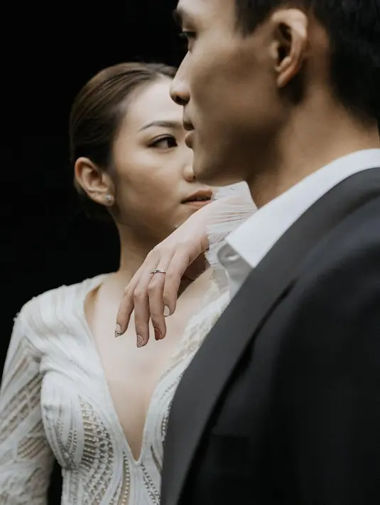 Sedangkan Shanju tampil menawan dalam kesederhanaan sebuah gaun putih. Gaun ini memiliki detail garis leher yang dalam dan bagian ujung lengan yang merekah. Foto: Instagram.