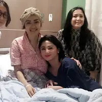 Julia Perez masih menjalani perawatan di Rumah Sakit Cipto Mangunkusumo (RSCM) Jakarta sejak beberapa bulan ini. Seperti diketahui, Jupe perempuan itu biasa disapa sedang menjalani perawatan akibat kanker serviks stadium empat.(Instagram/dewiperssikreal)