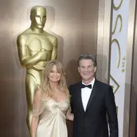 Goldie Hawn dan Kurt Russell mungkin merupakan salah satu pasangan paling awet Hollywood, mereka telah menjalin hubungan selama 30 tahun. Dan kini dikabarkan jika keduanya akan mengikat janji suci pada awal tahun baru 2016 mendatang. (Bintang/EPA)