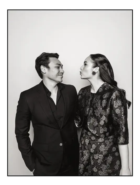 Vibes ala pasangan old money masih terlihat meski dalam foto hitam putih. Di foto ini, Chelsea nampak kenakan set dress blazer. Sedangkan Rob Clinton tampil serba hitam dengan kemeja dan setelan jas [@chelseaislan]