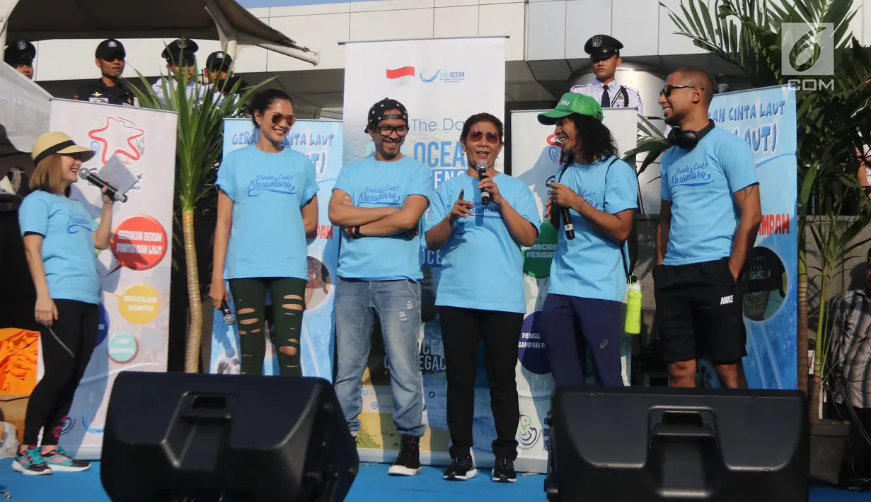 Menteri KKP, Susi Pudjiastuti saat meresmikan 'Pandu Laut Nusantara', Jakarta, Minggu (15/7). Tiupan terompet Kaka Slank dan pemberian syal secara simbolis oleh Susi menjadi tanda Pandu Laut Nusantara diresmikan.  (Liputan6.com/Arya Manggala)