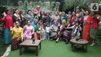 Sejumlah perempuan foto bersama pada acara Ngopi Tengkuluk, Mengenal Penutup Kepala Perempuan Indonesia di Depok, Minggu (26/09/2021). Kegiatan untuk melestarikan budaya Nusantara digelar dalam rangka Hari Batik Nasional. (Liputan6.com/HO/Sybli)