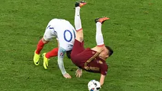 Striker Inggris, Wayne Rooney, duel dengan pemain Rusia, Aleksandr Golovin, pada laga Grup B Piala Eropa 2016 di Stade Velodrome, Marseille, Minggu (12/6/2016) dini hari WIB. (AFP/Boris Horvat)
