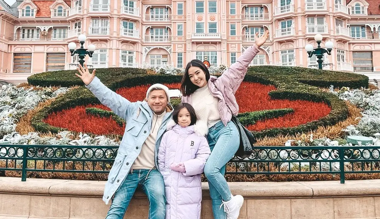 Melalui akun Instagram, Gading Marten sebelumnya membagikan momen saat ia bersama Gisel dan Gempi liburan di Eropa. Saat berada di Paris, ketiganya diketahui kembali mereka ulang pose saat di Disneyland Paris. (Liputan6.com/IG/@gadiiing)