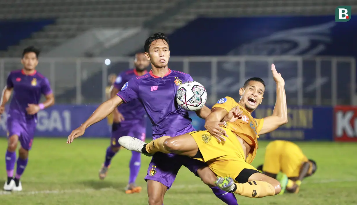 Pergerakan pemain Bhayangkara FC, Renan Silva (kanan) diganggu oleh pemain Persik Kediri, Dany Saputra, pada laga pekan kelima BRI Liga 1 di Stadion Madya, Jakarta, Rabu, (29/9/2021). (Bola.com/M Iqbal Ichsan)