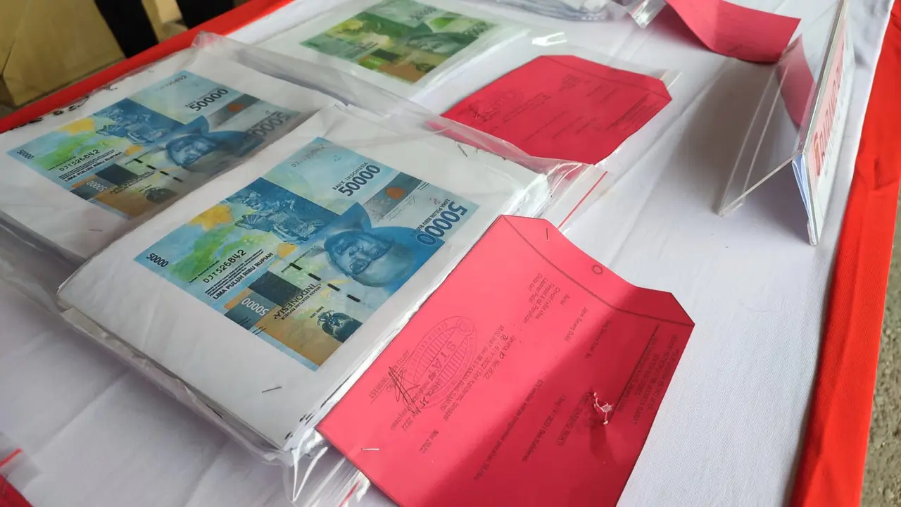 Polsek Kalideres amankan pasangan suami istri yang memproduksi dan mengedarkan uang rupiah palsu di Jakarta. (Ady Anugrahadi/Liputan6)