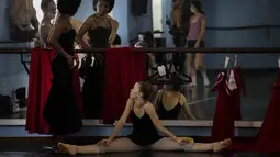 Penari Balet Nasional Kuba berlatih di sekolah Balet di Havana, Kuba, Selasa (5/4/2022). Balet Nasional Kuba memulai latihan untuk kembali ke panggung setelah lebih dari setahun setelah pandemi COVID-19 ditutup. (AP Photo/Ramon Espinosa)