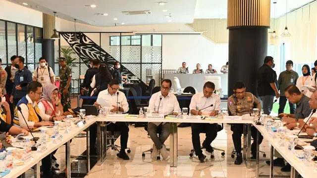 Menteri Perhubungan Budi Karya Sumadi, menggelar rapat koordinasi membahas upaya antisipasi kepadatan di Pelabuhan Penyeberangan Merak, Banten, di masa mudik lebaran tahun ini