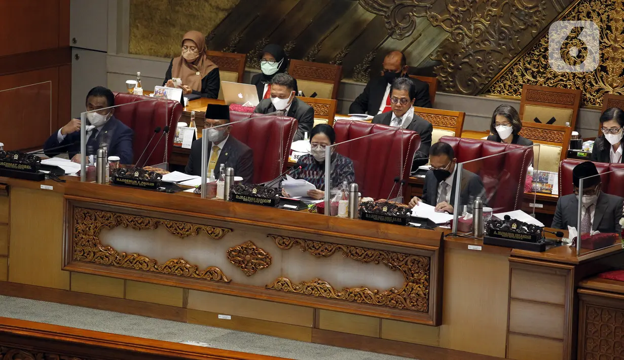 Ketua DPR Puan Maharani (tengah) memimpin Rapat Paripurna Pelantikan Lodewijk F. Paulus sebagai Wakil Ketua DPR di Ruang Rapat Paripurna, Jakarta, Kamis (30/9/2021). Lodewijk dilantik sebagai Wakil Ketua DPR Bidang Politik dan Keamanan menggantikan Azis Syamsuddin. (Liputan6.com/Johan Tallo)