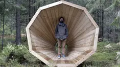 Kepala departemen arsitektur interior Academy of Arts Hannes Praks berpose di megafon raksasa dari kayu di dalam hutan Estonia, 28 September 2015. Megafon ini dibuat untuk mendengarkan suara hutan dan mahluk yang tinggal di dalamnya (REUTERS/Ints Kalnins)