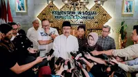 Menteri Sosial, Saifullah Yusuf atau Gus Ipul setelah menggelar rapat soal DTSEN bersama BPS di kantor Kemensos, Jakarta, Rabu (26/2/2025).