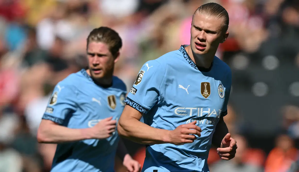 Pemain Manchester City, Erling Haaland dan Kevin De Bruyne dalam laga lanjutan Liga Inggris 2024/2025 melawan Southampton di St Mary's Stadium, Southampton, Inggris, Sabtu (10/05/2025) waktu setempat. (AFP/Glyn Kirk)