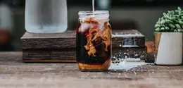 Ilustrasi es kopi susu. Sumber foto: unsplash.com/Tyler Nix.