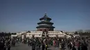 Suasana Kuil Surga selama liburan Tahun Baru Imlek di Beijing (20/2). Warga China tengah liburan selama seminggu yang menandai dimulainya Tahun Anjing. (AFP Photo/Nicolas Asfouri)