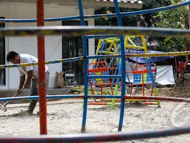 Proyek pembangunan Ruang Publik Terpadu Ramah Anak (RPTRA) di Jalan Tidore RW 05, Kelurahan Cideng, Gambir, Jakarta akhirnya dilanjutkan kembali, Senin (4/5/2015). Pembangunan sempat terhenti akibat diprotes dan disegel warga. (Liputan6.com/Faizal Fanani)