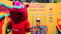 Maskot Piala Dunia U-17 2023, Bacuya dan trofi Piala Dunia U-17 2023 saat menyapa masyarakat yang hadir dalam Hari Bebas Kendaraan Bermotor di kawasan Bundaran HI, Minggu (15/10/2023). (Bola.com/Bagaskara Lazuardi)