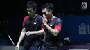 Pebulu tangkis ganda putra Indonesia, M Ahsan/Hendra Setiawan saat melawan Hiroyuki Endo/Yuta Watanabe (Jepang) di di Babak 8 besar Indonesia Open 2019 di Istora Senayan, Jakarta, Jumat (19/7/2019). Hendra/Ahsan unggul 21-15, 9-21, 22-20. (Liputan6.com/Helmi Fitrhiansyah)