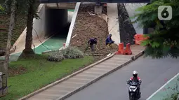 Pekerja menyelesaikan pembangunan penataan kawasan Taman Semanggi, Jakarta, Kamis (13/10/2022). Usai diresmikan Gubernur DKI Jakarta Anies Baswedan pada acara soft launching 12 Oktober 2022 kemarin, penataan ulang kawasan Taman Semanggi dilanjutkan karena realisasi pengerjaan baru mencapai 73,37 persen. (Liputan6.com/Johan Tallo)