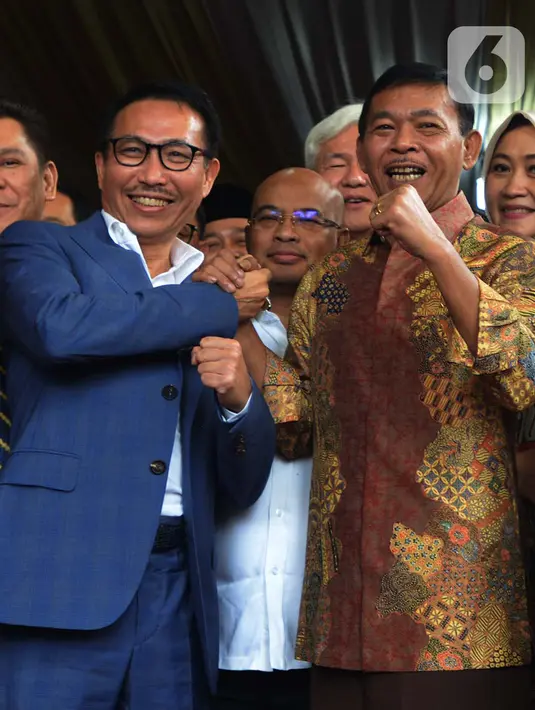 Ketua Komisi III DPR RI Herman Hery (kiri) salam komando dengan Kabareskrim Polri Komjen Pol Idham Azis saat berkunjung ke kediamannya di Jakarta, Rabu (30/10/2019). Kunjungan tersebut bagian dari fit and proper test terhadap Idham sebagai calon Kapolri. (merdeka.com/Imam Buhori)