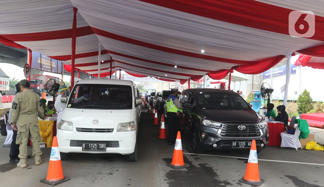 Pengendara mobil  melakukan rapid tes antigen dengan sistem "drive thru" di Km 34 B Tol Jakarta - Cikampek, Cikarang, Sabtu (22/5/2021). Polda Metro Jaya memprediksi puncak arus balik mudik Lebaran ke DKI Jakarta akan terjadi pada akhir pekan ini, 21-23 Mei 2021. (Liputan6.com/Herman Zakharia)