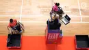 Pebulutangkis DIY, Sudarti (kiri) di sela-sela laga melawan Sri Marwati (Jabar) pada Indonesia Para Games Invitational Tournament 2018 di Istora Senayan, Jakarta, Rabu (27/6). (Liputan6.com/Helmi Fithriansyah)