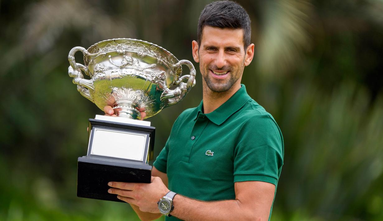 Petenis Serbia Novak Djokovic berpose dengan Norman Brookes Challenge Cup usai menjuarai Australian Open 2023 di Taman Government House, Melbourne, Australia, 30 Januari 2023. Novak Djokovic menjuarai Australian Open 2023 setelah mengalahkan Stefanos Tsitsipas asal Yunani pada laga final. (AP Photo/Mark Baker)