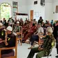 Pengurus LVRI Kota Cirebon menyatakan akan terus berjuang melawan pandemi covid-19 dengan berolahraga maupun berjemur. Foto (Liputan6.com / Panji Prayitno)