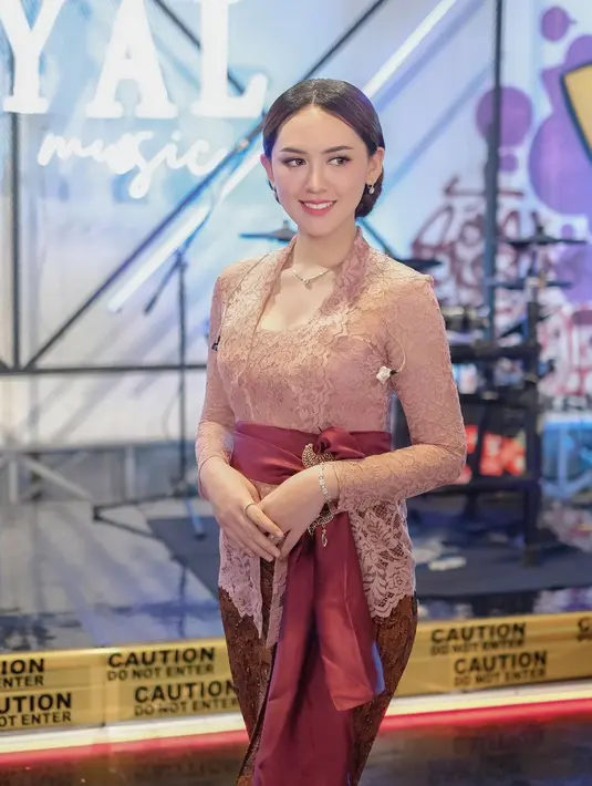 Melihat atraktifnya Happy Asmara manggung mengenakan kebaya. Kebaya pink yang dipadunya dengan kain batik cokelat dan selendang merah yang serasi. [Foto: Instagram/happy_asmara77]