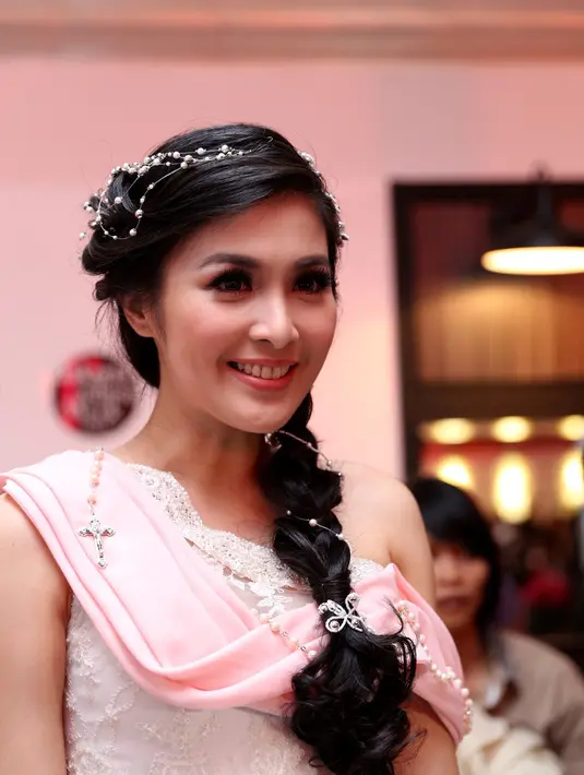 Namun sebagai perempuan, dirinya memang merasa ‘gatal’ saat melihat gaun pernikahan. 'Aku memang belum pernah (pakai gaun pernikahan, Red) tapi aku suka desainnya unik,' ujar Sandra. (Andy Masela/Bintang.com)