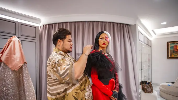 Kolaborasi Disney Indonesia dan Ivan Gunawan mempersembahkan busana yang terinspirasi dari karakter Cruella dan Baroness