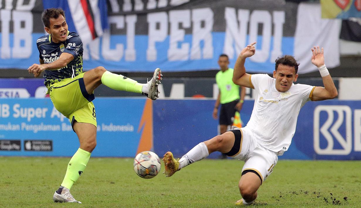 Pemain Persib Bandung, M Rezaldi Hehanussa (kiri), menendang bola dihadang pemain Dewa United, Egy Maulana Vikri dalam pertandingan pekan ke-31 BRI Liga 1 2022/2023 melawan Dewa United yang berlangsung di stadion Pakansari, Cibinong, Senin (20/3/2023). (Bola.com/Ikhwan Yanuar)