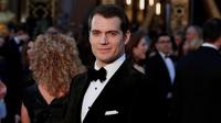 Henry Cavil tampil dalam gala premiere London Batman V Superman: Dawn of Justice bersama dua wanita penting dalam hidupnya.