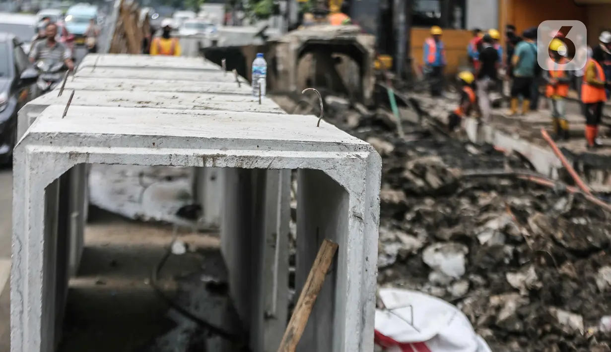 Pemprov DKI Jakarta alokasikan anggaran sebesar Rp171 miliar dalam Rancangan Anggaran Pendapatan dan Belanja Daerah (RAPBD) DKI Jakarta 2023 untuk revitalisasi trotoar di ibu kota. (Liputan6.com/Faizal Fanani)
