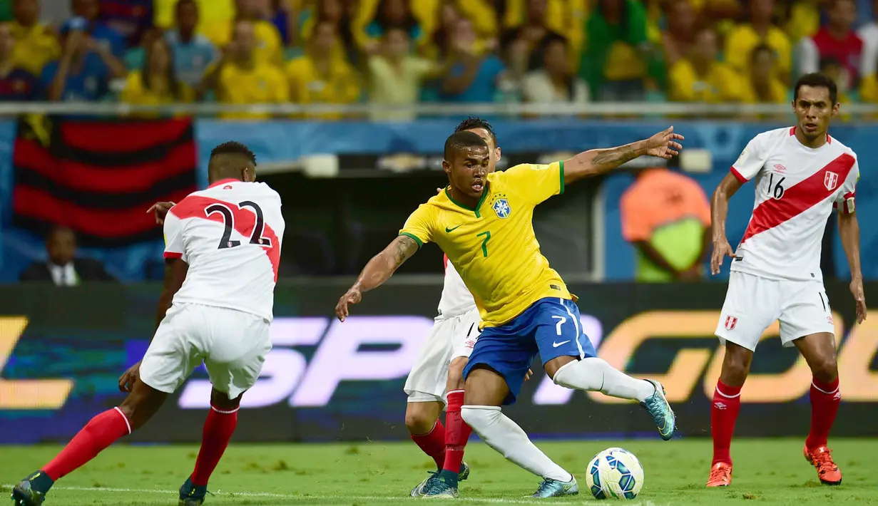 Douglas Costa berusaha melewati pemain Peru dalam Kualifikasi Piala Dunia 2018 di Stadion Arena Ponte Nova, Salvador, Brasil, Rabu (18/11/2015) pagi WIB. (AFP Photo/Christophe Simon)