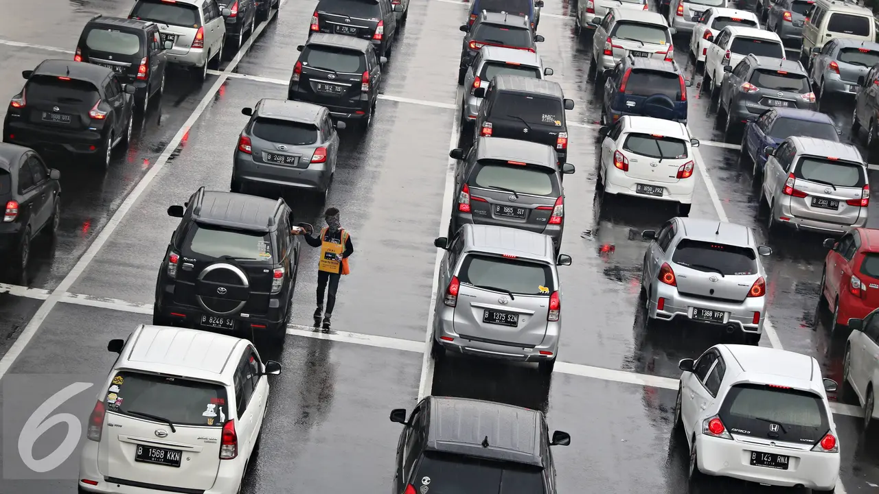 20160505- Kemacetan Mengular di Tol Cibubur-Jakarta- Immanuel Antonius