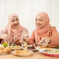 ilustrasi perempuan berhijab makan/Kikujiarm/Shutterstock